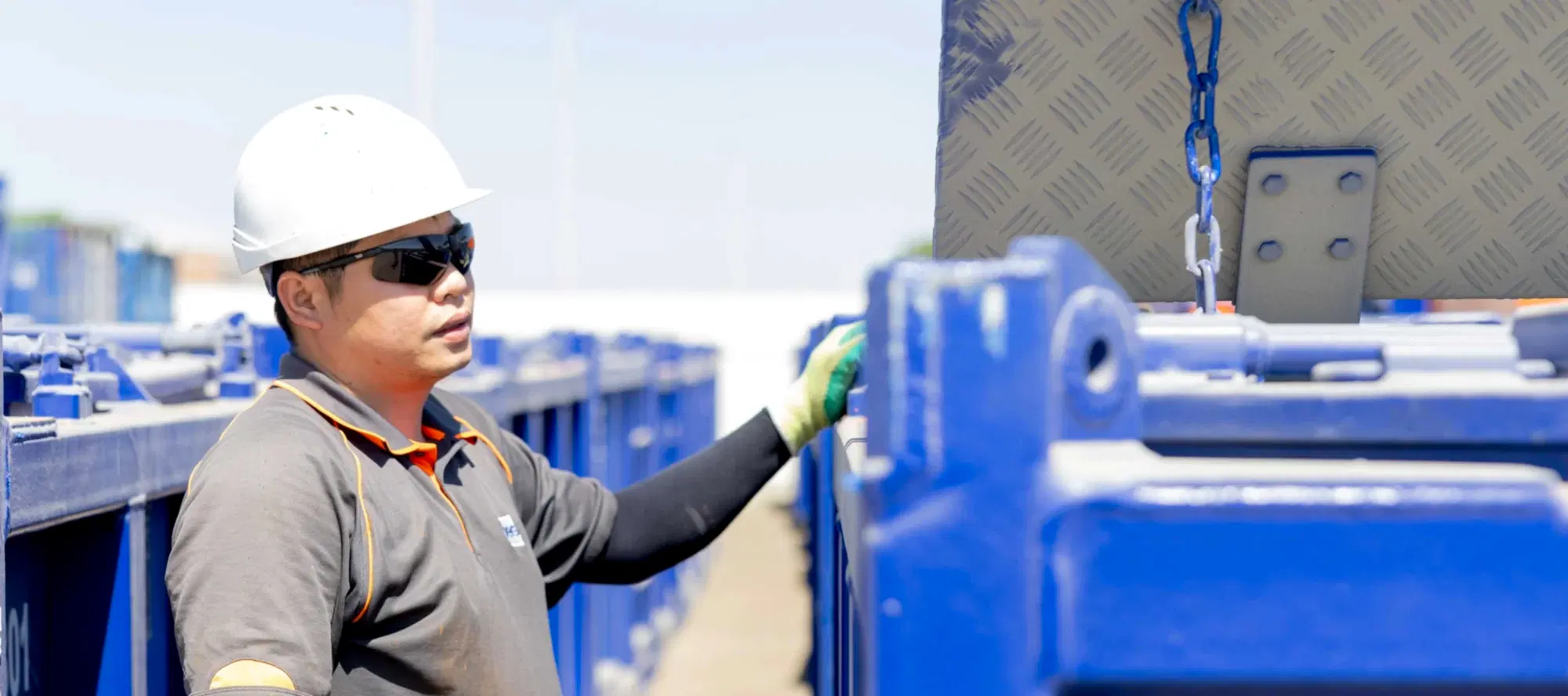 oeg-worker-middle-east-3600x1600