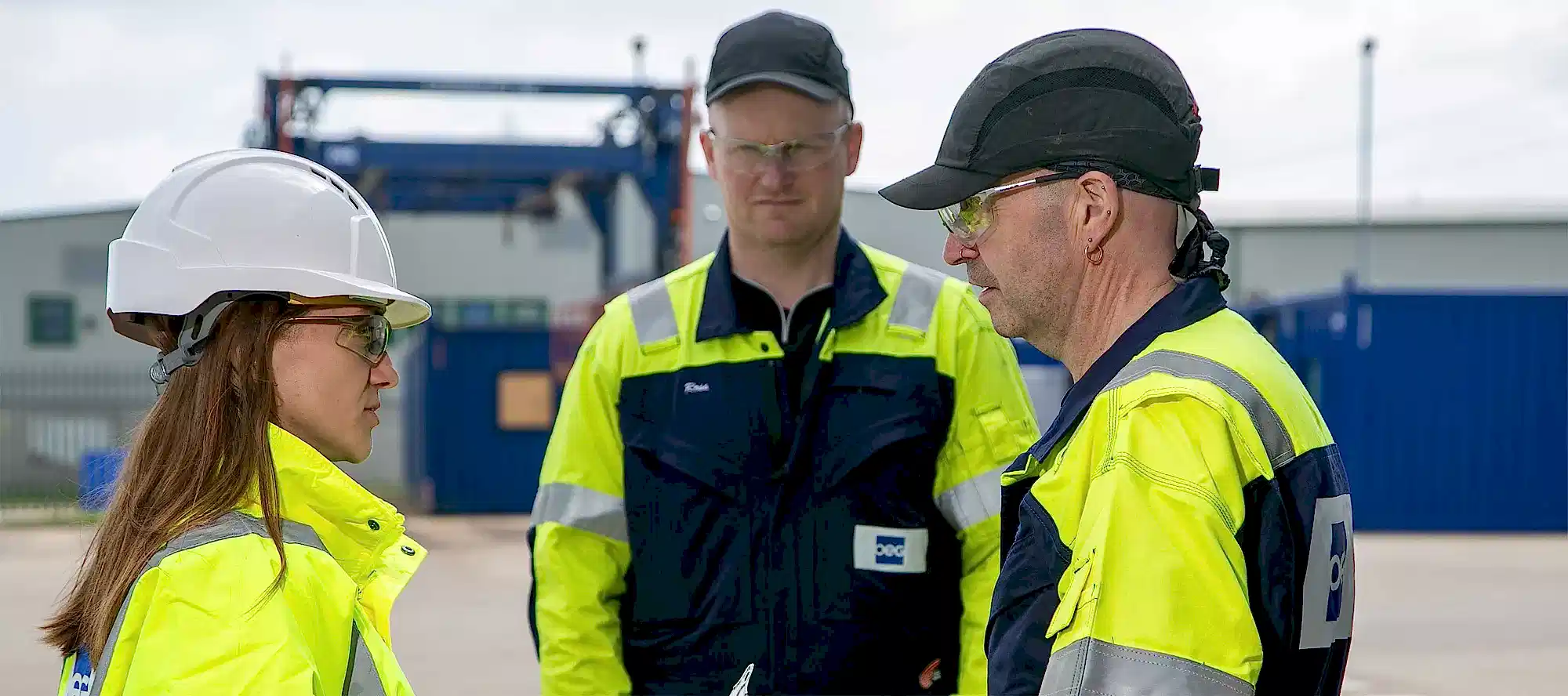 oeg-workers-group-3600x1600